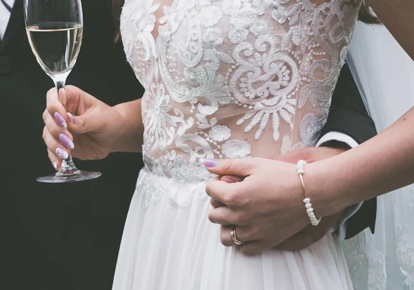 Noiva Noivo Mãos Dadas Dia Seu Casamento — Fotografia de Stock