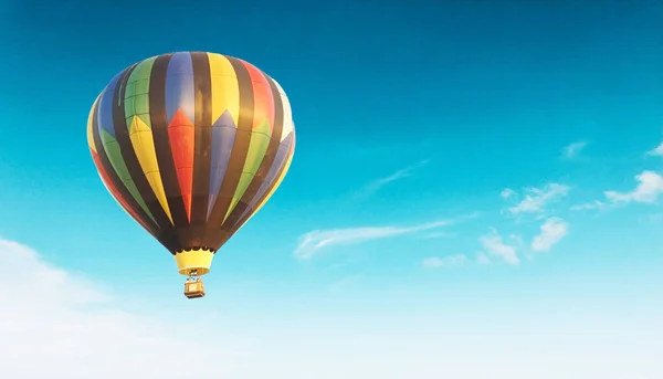 Horkovzdušný Balón Létající Obloze Pozadí — Stock fotografie