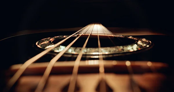 Gitar Akustik Pada Latar Belakang Hitam — Stok Foto