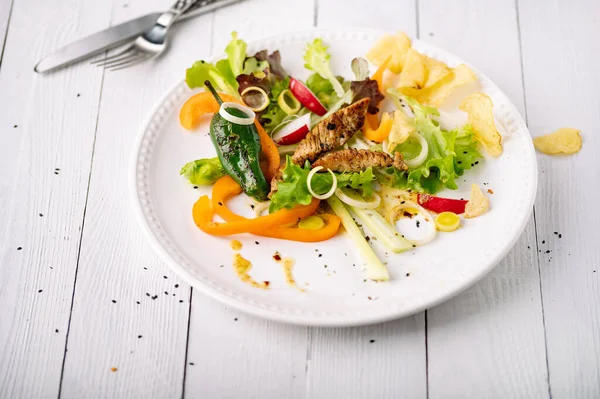 Salade Met Kip Groenten Kaas Wit Bord — Stockfoto