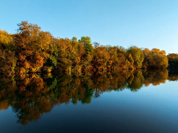 Podzimní Krajina Stromy Řekou — Stock fotografie
