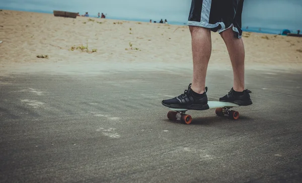 Jongeman Met Skateboard Het Strand — Stockfoto