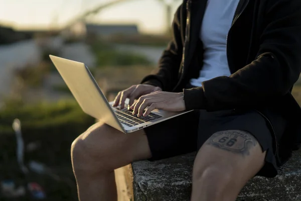 Νεαρή Γυναίκα Που Χρησιμοποιεί Laptop Και Πληκτρολογώντας Στο Smartphone Στο — Φωτογραφία Αρχείου