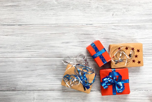 圣诞礼品盒 附有礼物和木制背景的彩带 — 图库照片