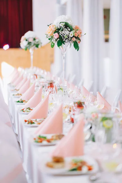Bröllopsbord Set Med Blommor Och Ljus — Stockfoto