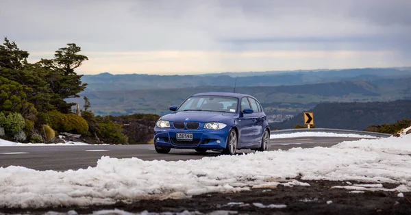 Auto Unterwegs Den Bergen — Stockfoto