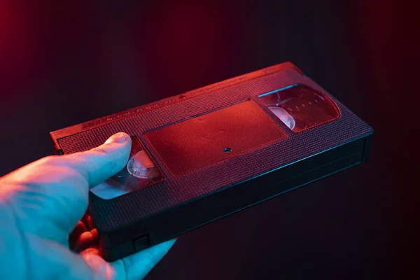 Homme Tenant Une Cassette Sur Baclgeround Rouge Bleu — Photo
