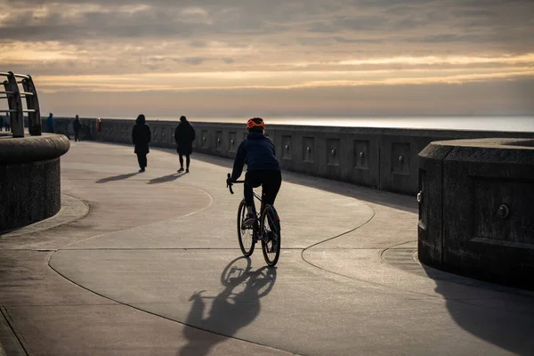 一个骑自行车在海滩上的男人的轮廓 — 图库照片