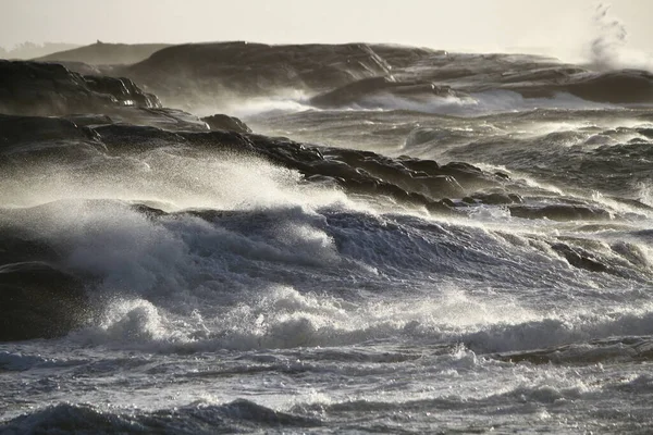 Onde Che Infrangono Sulla Spiaggia — Foto Stock