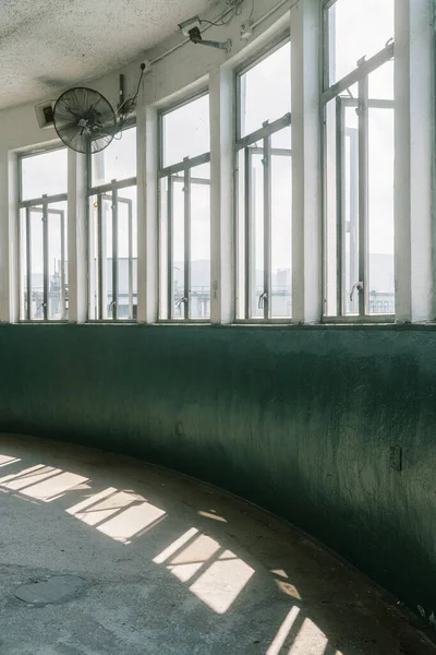 콘크리트 바닥과 창문이 — 스톡 사진