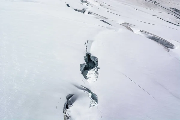 Man Een Skipak Met Rugzak Achtergrond Van Bergen — Stockfoto