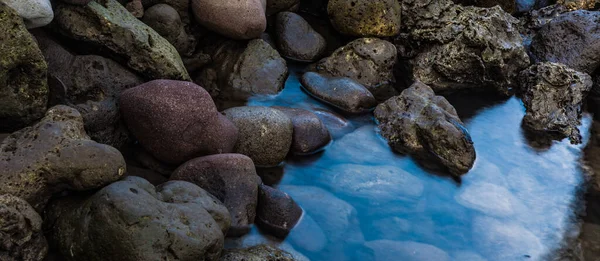 바위가 아름다운 바닷물 — 스톡 사진
