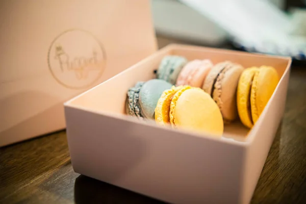 Färgglada Macaroons Låda — Stockfoto