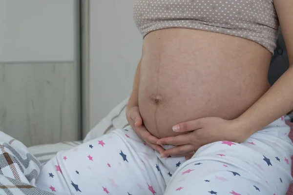 Gravid Kvinna Med Magen Sängen — Stockfoto