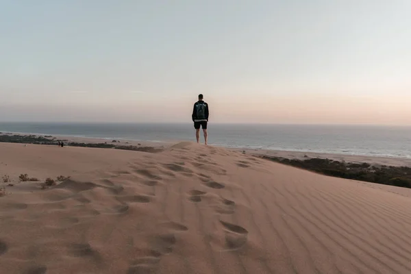 Άνθρωπος Περπατά Στην Παραλία — Φωτογραφία Αρχείου