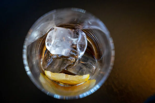 Bicchiere Whisky Con Cubetti Ghiaccio Sfondo Nero — Foto Stock