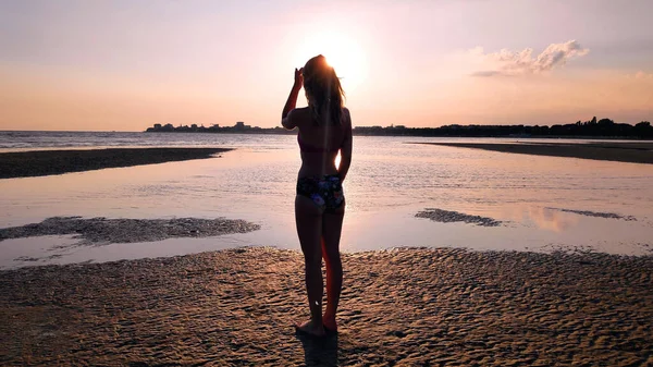 Silhouette Woman Beach Sunset — Stock Photo, Image