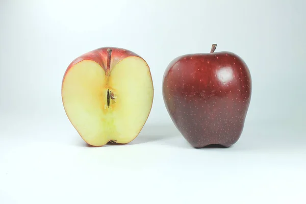 Zwei Rote Äpfel Isoliert Auf Weiß — Stockfoto