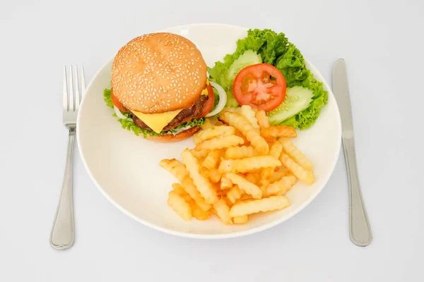 Hamburger Sült Krumplival Zöldséggel Fehér Tányéron — Stock Fotó