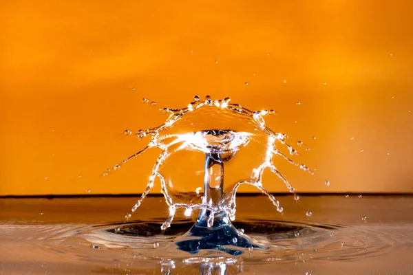 Water Spatten Een Witte Achtergrond — Stockfoto