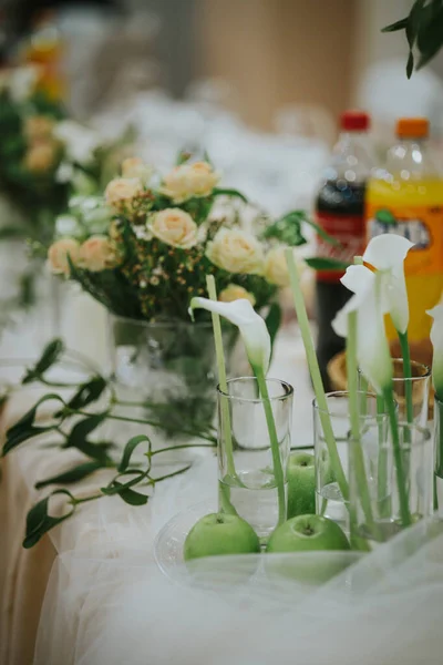 Hochzeitstisch Mit Blumen Und Kerzen — Stockfoto