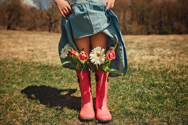 Beautiful Girl Dress Bouquet Flowers Boots — Stock Photo, Image