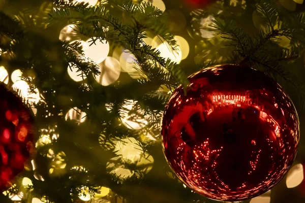 Vánoční Strom Červenými Kuličkami Bílém Pozadí — Stock fotografie