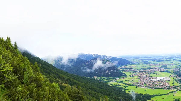 Belas Montanhas Paisagem Montanha Vale Verde Com Nuvens Céu Azul — Fotografia de Stock