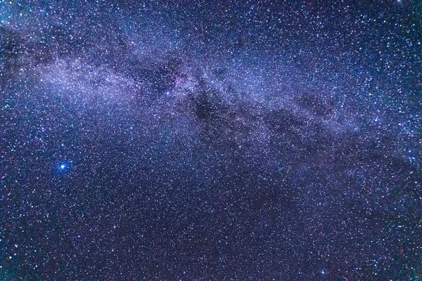 Krásná Noční Obloha Mléčnou Dráhou Hvězdami Oblačnou Oblohou — Stock fotografie