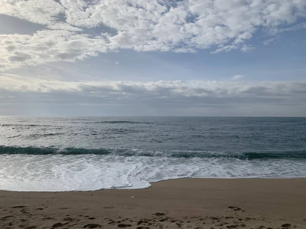 Красивий Пляж Морськими Хвилями Блакитним Небом — стокове фото