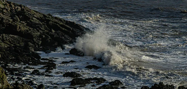 Wellen Krachen Auf Die Felsen — Stockfoto