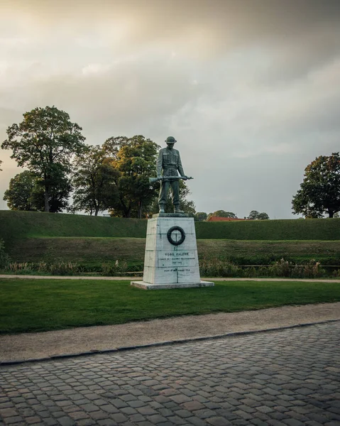 公园内第二座战争纪念馆的纪念碑 — 图库照片