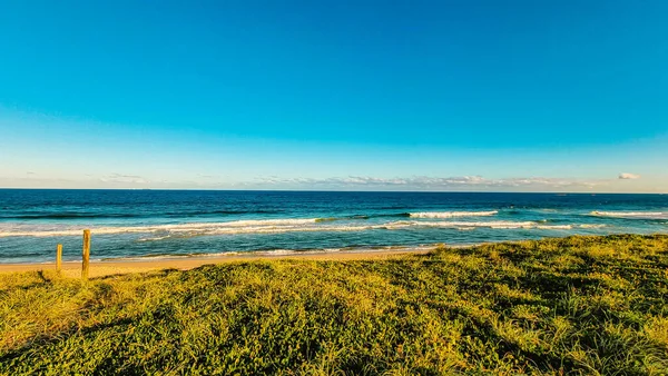 Mavi Gökyüzü Olan Güzel Sahil — Stok fotoğraf