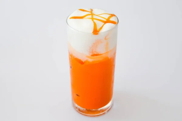 Frischer Orangensaft Mit Eis Auf Weißem Hintergrund — Stockfoto