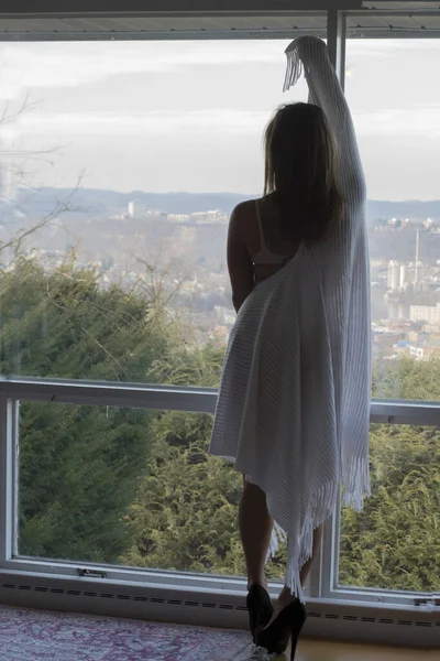 Jeune Femme Dans Une Robe Noire Avec Une Fenêtre — Photo
