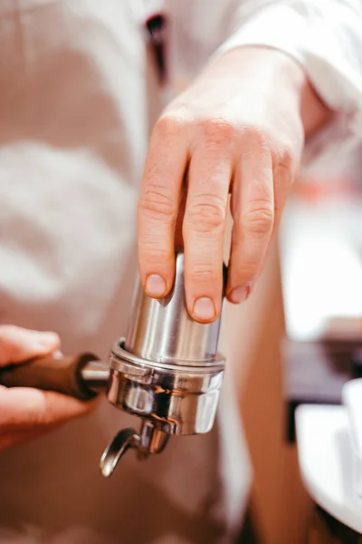 Zbliżenie Ręki Kobiety Nakładającej Butelkę Wody — Zdjęcie stockowe