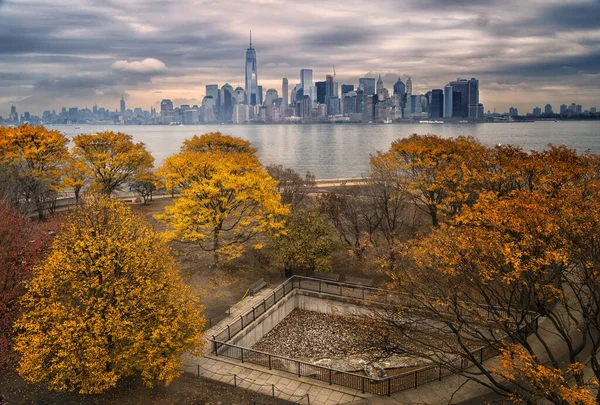 Herbstlandschaft Mit Wolkenkratzern Und Bäumen — Stockfoto