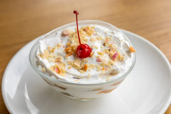 ホワイプクリームとフレッシュベリーとおいしいデザートの白いカップ — ストック写真