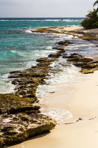 Hermosa Playa Con Rocas Mar — Foto de Stock