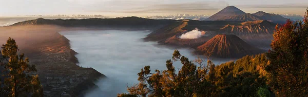 Schöner Sonnenuntergang Über Dem Berg — Stockfoto