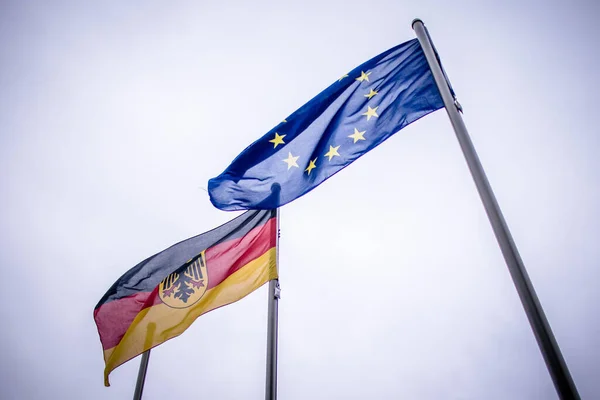 Mavi Gökyüzünün Arka Planında Dalgalanan Avrupa Birliği Almanya Bayrakları — Stok fotoğraf