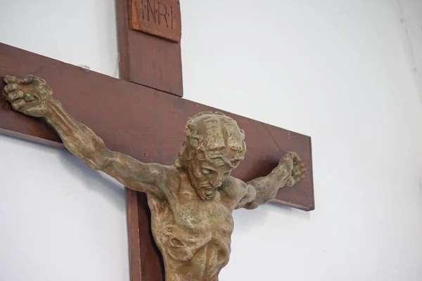 天主教大教堂里的耶稣基督十字架 — 图库照片