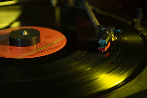 Viejo Disco Vinilo Con Cinta Roja —  Fotos de Stock