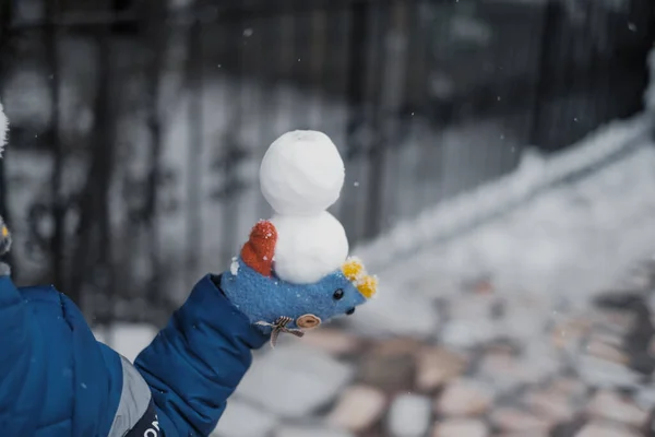 Хлопчик Білій Куртці Грає Сніговиком Снігу — стокове фото