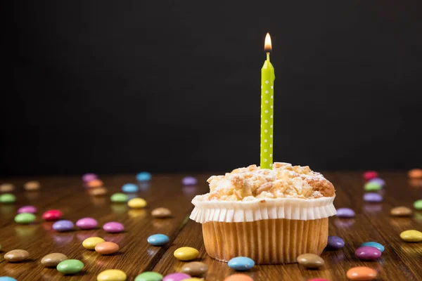 Cupcake Aniversário Com Velas Mesa — Fotografia de Stock