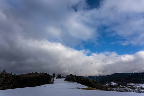 Piękny Krajobraz Pokrytymi Śniegiem Górami — Zdjęcie stockowe
