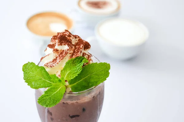 Cokelat Krim Dengan Mint Dan Kayu Manis Pada Latar Belakang — Stok Foto