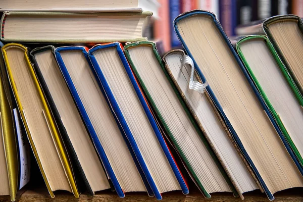 Bücherstapel Auf Holztisch — Stockfoto