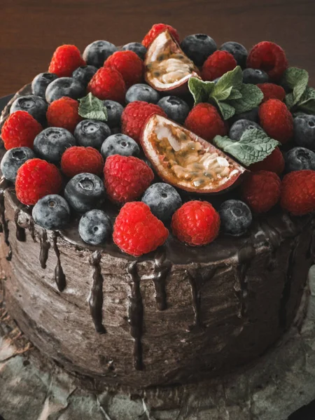 Leckerer Schokoladenkuchen Mit Beeren Auf Einem Teller — Stockfoto
