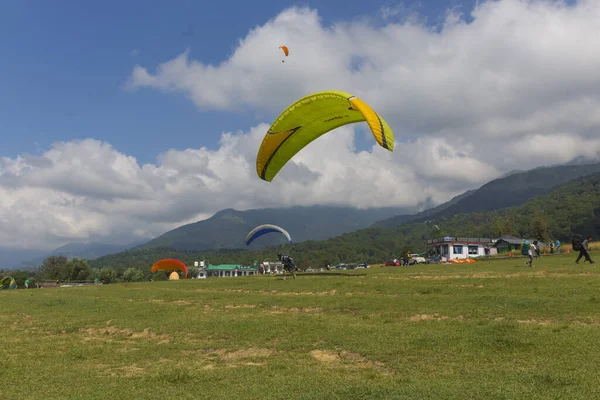 Parapente Volant Dans Les Montagnes — Photo